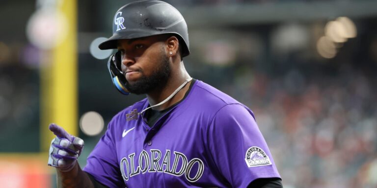 Yanquiel Fernández claimed off waivers by Yankees