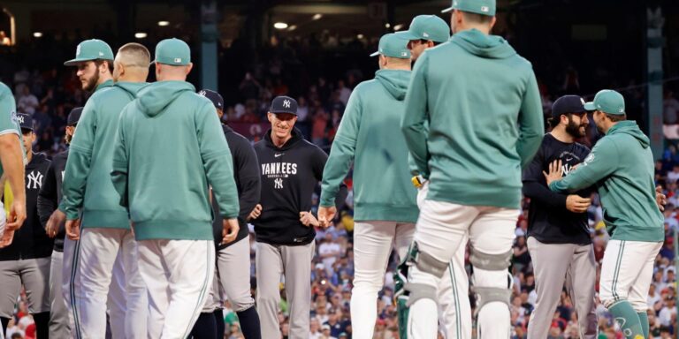 Benches clear, warnings issued in Yankees-Red Sox